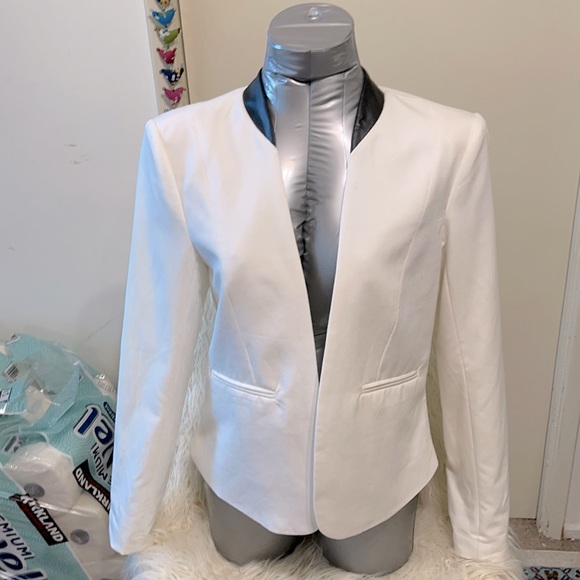 White blazer or Free with the $50 purchase - Picture 1 of 4